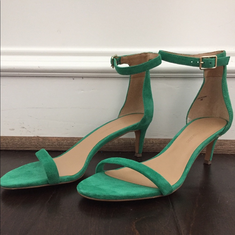 BananaRepublic Kitten Heel Sandal Green Suede sz 7